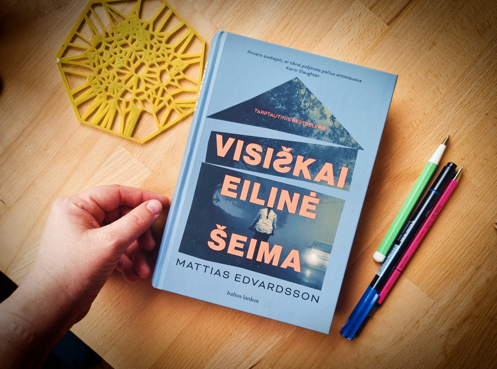 1298(93) Mattias Edvardsson „Visiškai eilinė šeima“