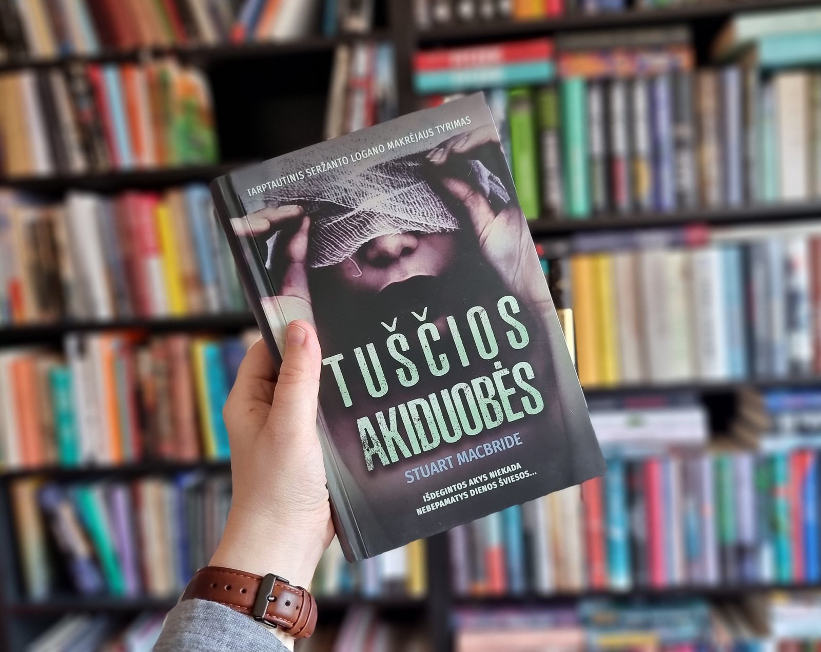 1341(13) Stuart MacBride „Tuščios akiduobės“